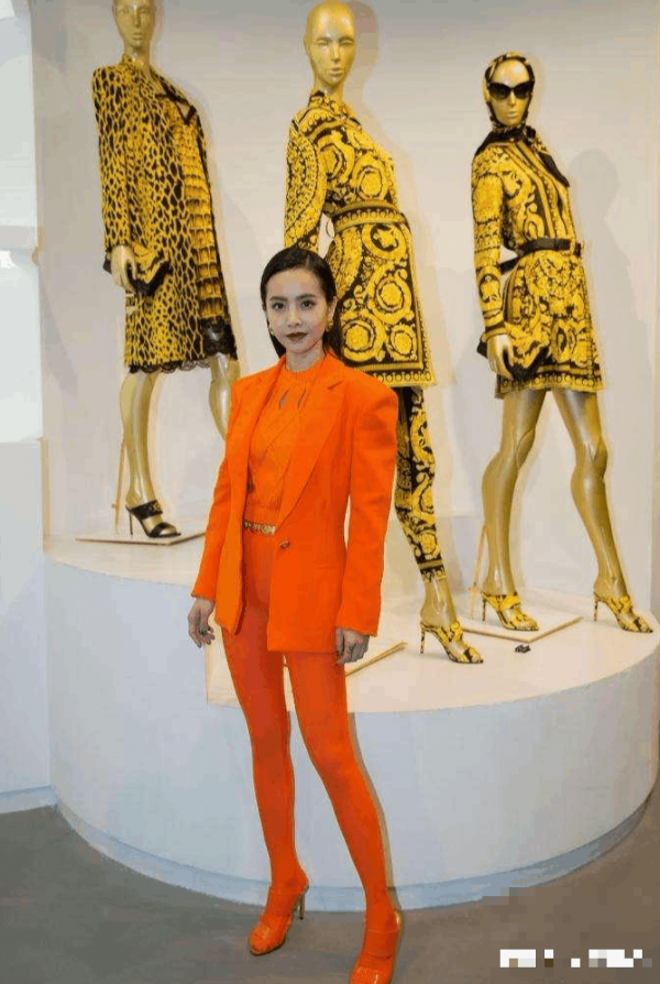 蔡依林穿一身橙黄套装秀曲线, 网友: 名模都不敢这么穿!