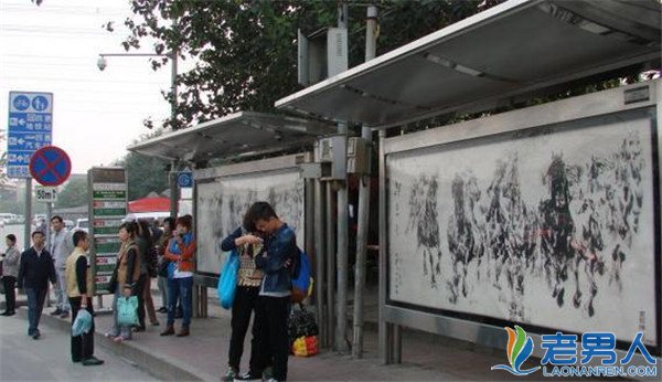 北京公交站台发生凶案 造成1死2伤凶手正逃逸中