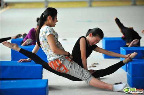 郑茜月艺术体操 教练:每个女孩都能练艺术体操 练习有助于长高