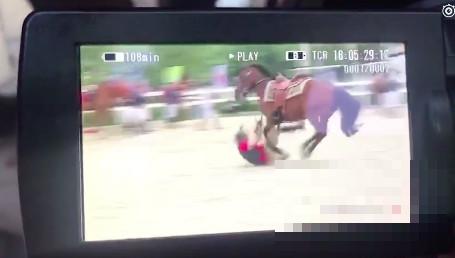 吴秀波录节目意外坠马，头和身体都被马踩在脚下