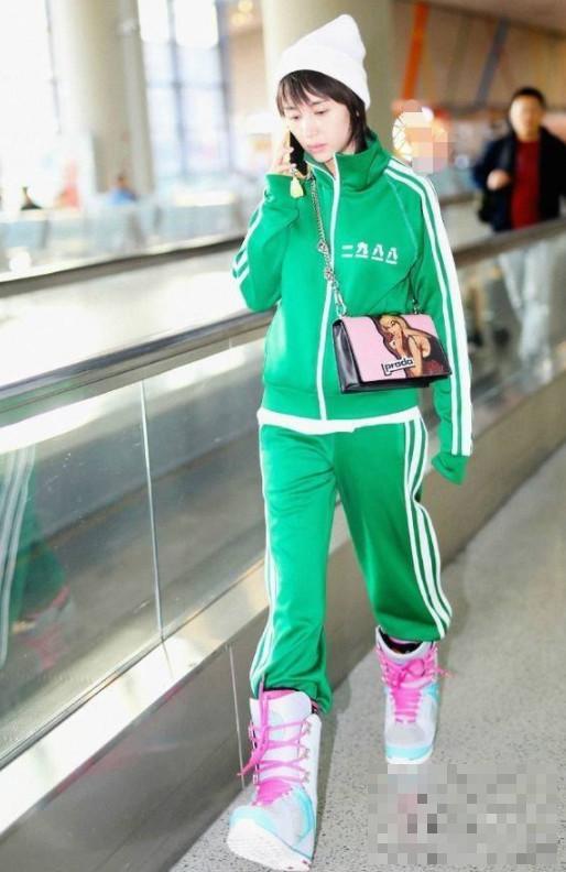 王子文机场秀运动风，鞋子被狂吐槽！网友：这鞋比她头都大，太丑