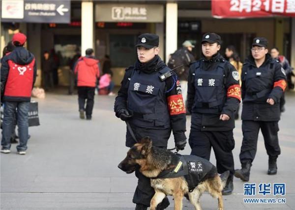 >零陵铁警李青峰 错过开车时间 零陵铁警载上漏乘旅客“追”火车