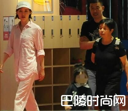 邓超孙俪带儿女逛商场 小花妹妹正面照曝光超可爱