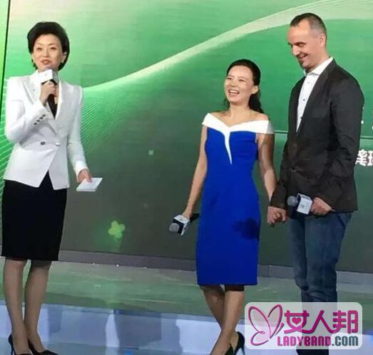 杨澜与龚琳娜合影 20年容貌不变杨澜才是不老女神