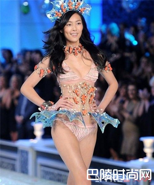 刘雯维密秀后吃肉 中国模特登上世界舞台