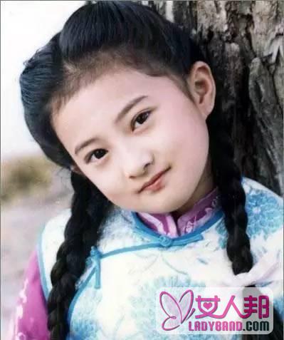 >她曾是中国最火的童星，因“无人识”上热搜，明明可以靠颜值却偏偏靠才华！