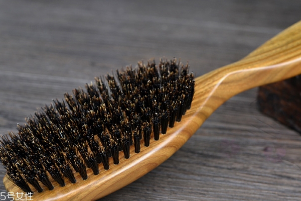 发量少用什么梳子好？五种梳子塑造丰盈秀发