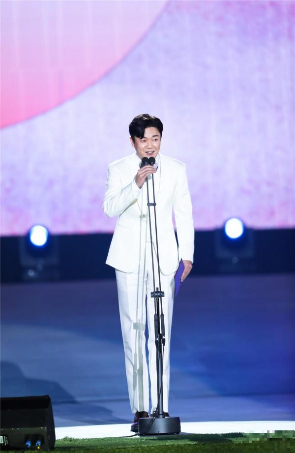 >筷子兄弟肖央登“韩国奥斯卡”颁奖台引尖叫，你真以为他是过气的草根歌手？