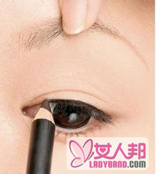 >眼线的画法步骤图 眼线笔眼线膏怎么用？