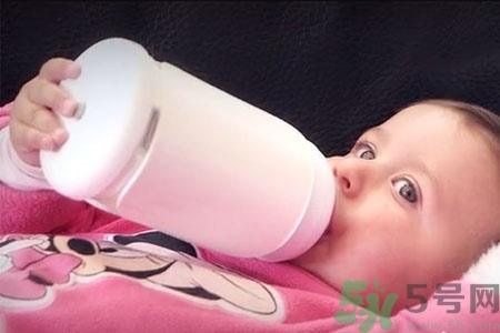 宝宝多大开始喝水？水和葡萄糖宝宝能一起喝吗？