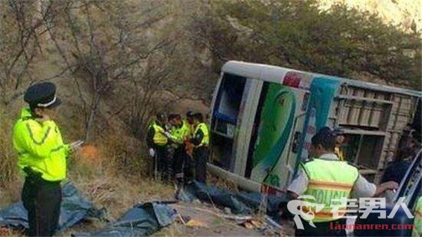 >厄瓜多尔翻车事故 疑司机超速致使车辆失控侧翻