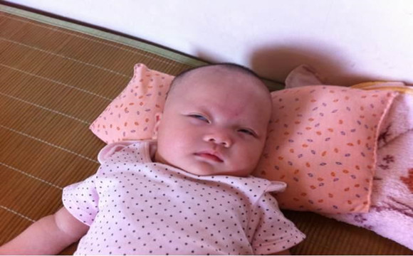 新生儿睡觉翻白眼是怎么回事,怎样叫醒宝宝