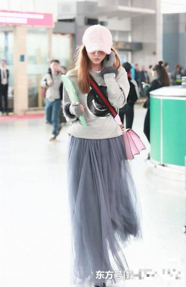 >林志玲广州机场粉色帽子搭配同色包少女感爆棚，可手套太丑