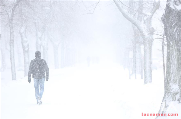 >暴风雪袭罗马尼亚 致列车停运航班延误学校停课