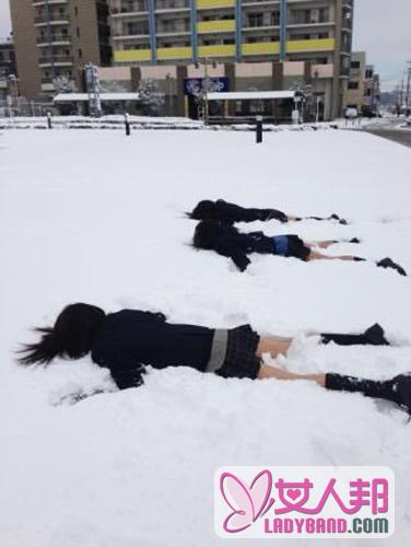 日本女学生真的不怕冷？ 大雪天仍穿短裙露大腿
