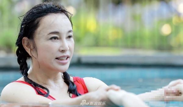 刘晓庆红色泳装素颜出镜  身材凹凸有致没有一丝赘肉