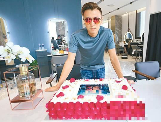 >谢霆锋提前庆祝生日 收巨型玫瑰蛋糕耍酷拍照