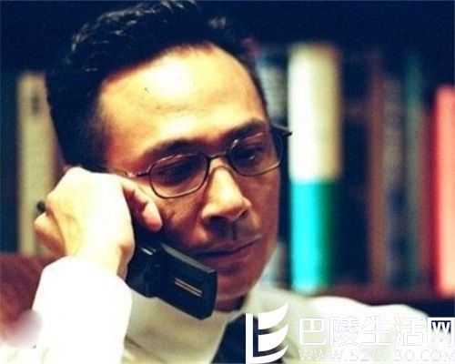 吴镇宇戴眼镜穿衬衫帅气十足 大家印象中的反派演员