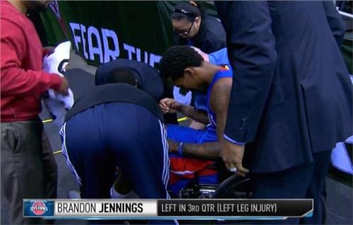 詹宁斯跟腱断裂 噩耗!詹宁斯重伤被抬出场 疑似跟腱断裂前景堪忧