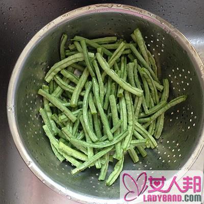 >夏季清香爽口的冰镇豆角