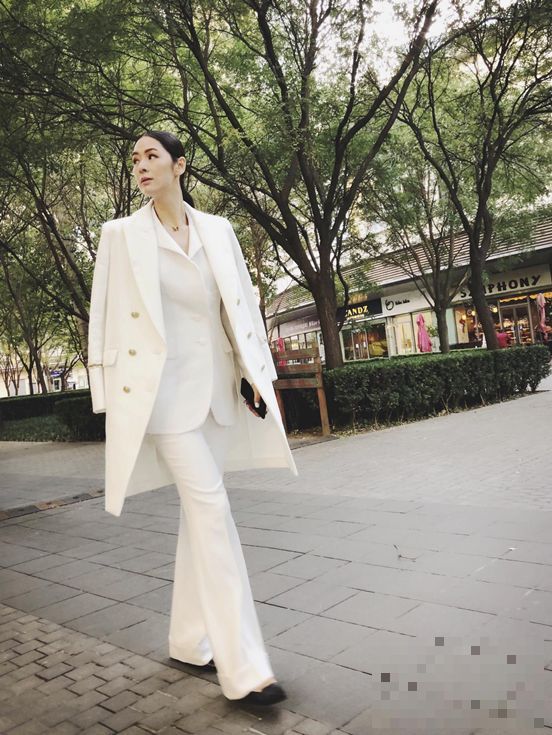马艳丽身穿自家经典白色套装 优雅诠释极简魅力