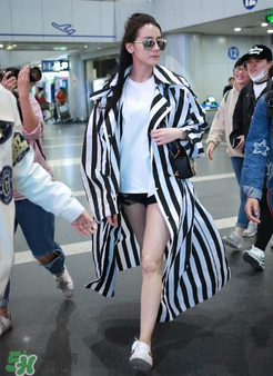 迪丽热巴机场病号服是什么牌子？迪丽热巴竖条纹外套是哪个品牌？