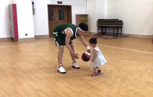 高云翔和女儿打篮球视频逗趣 吊威亚拍灌篮戏自嘲套路