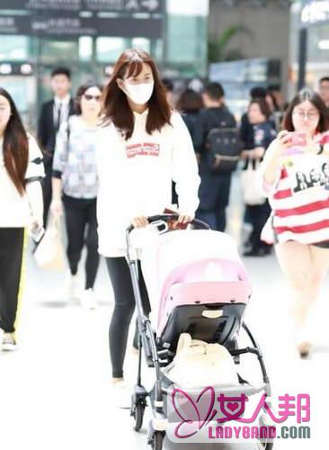 张子萱带女儿现身机场 见镜头忙遮脸不愿被拍