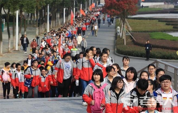>2000学生走40公里研学 家长自发跟着学生步行远足