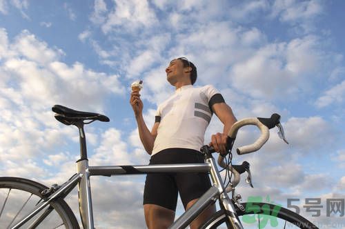 >运动后能吃冰淇淋吗？晚上运动后吃冰淇淋会胖吗？