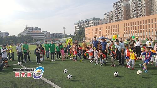>广州富力王嘉楠 广州富力球星与羊城200多儿童玩畅玩足球游戏