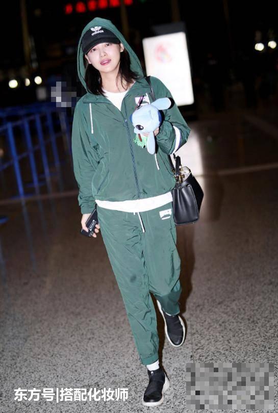 >辛芷蕾来机场，穿上运动衣挺有活力的，和平时的风格不同啊！