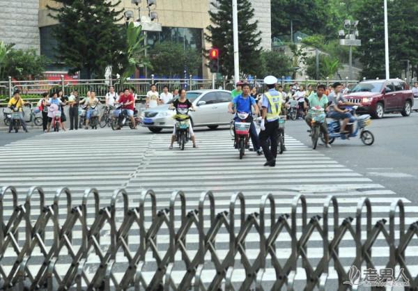 福州路口设“拉链”防中国式过马路