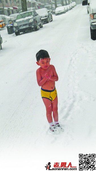 >4岁男童暴雪中裸跑视频爆红 父亲训练其意志力【组图】