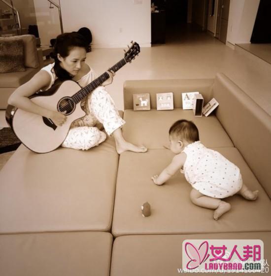7月22日下午，章子怡在微博晒出为女儿醒醒弹吉他的照片。