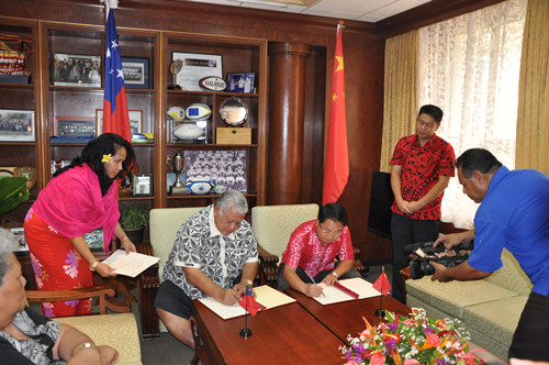>王雪峰同济大学 驻萨摩亚大使王雪峰同萨总理图伊拉埃帕签署中萨经济技术合作协定