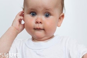 >宝宝总是揪耳朵怎么回事？揪耳朵6大原因