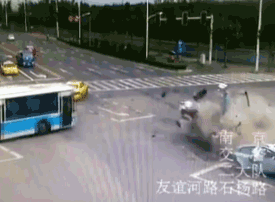 分析南京超宝马速闯红灯撞路口左拐马自达的重大事故