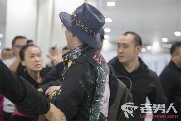 王力宏机场突遭疯狂女粉丝攻击 被大喊“你算什么男人”