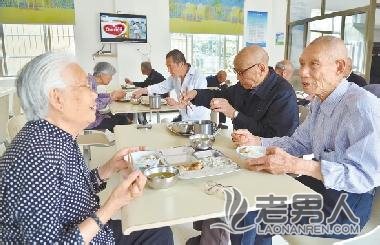>老年人吃饭多咀嚼 有效预防老年痴呆