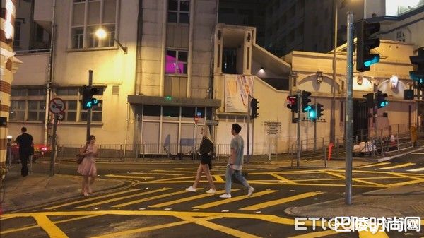 孙盛希约会男友被抓包 私奔香港庆祝6周年