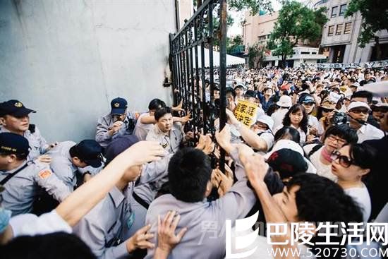 台湾同性婚姻合法化 万人抗议直冲立法院