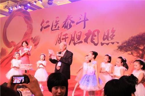 学校举行2013东方肝胆论坛暨吴孟超院士从医70周年庆祝活动