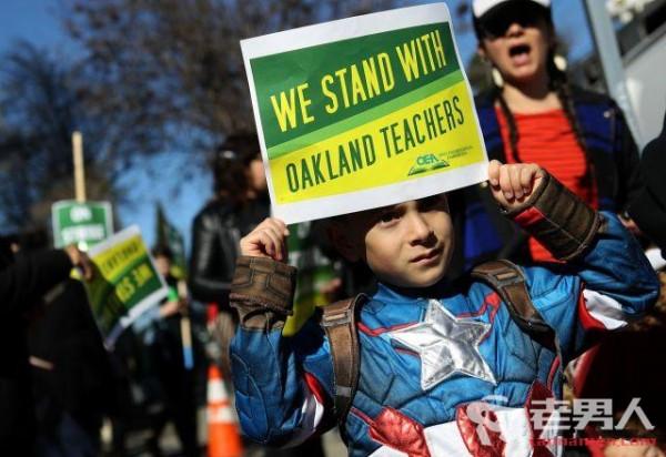 美奥克兰教师罢工不满平均薪资仅为63000 要求加薪12%。