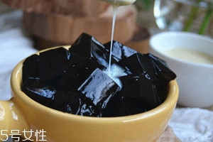 >黑凉粉是什么材料做的 黑凉粉怎么做好吃