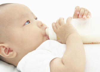 婴儿吃奶量标准是多少怎么计算