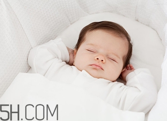 >婴幼儿睡觉翻白眼是怎么回事？宝宝学游泳有哪些讲究？