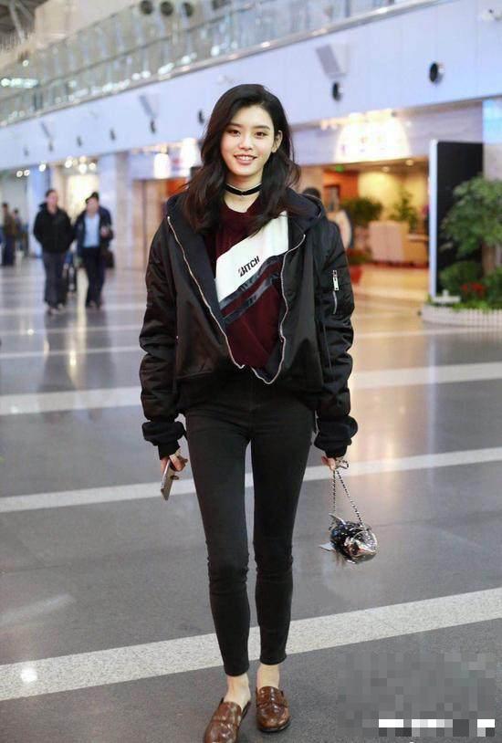 35岁王鸥与28岁奚梦瑶, 同穿黑色夹克衫, 网友: 超模遇到对手了?
