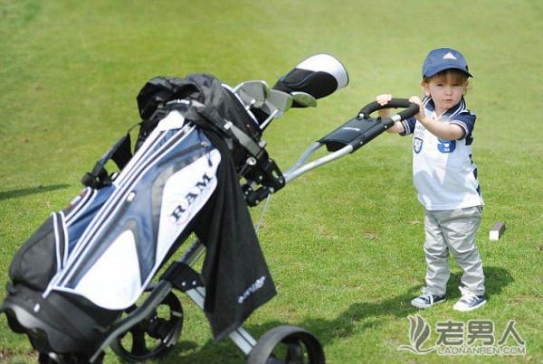 2岁男孩打高尔夫24杆进4洞（组图）