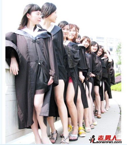 女大学生毕业照集体露大腿引热议【图】